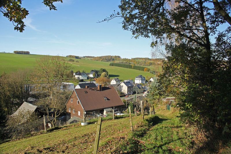 Datei:1280px-Blick auf Musterdorf.jpg